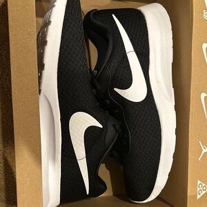 Nike Tanjun Flyease NIB NWT US size 11 Mens